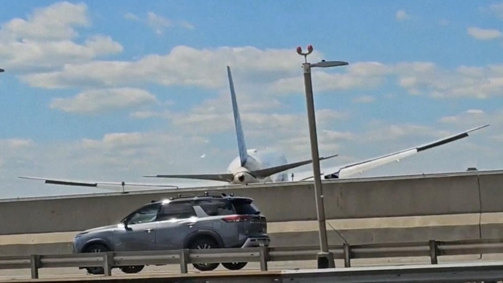 MIRA: Avión de United choca contra un poste de luz al aterrizar
