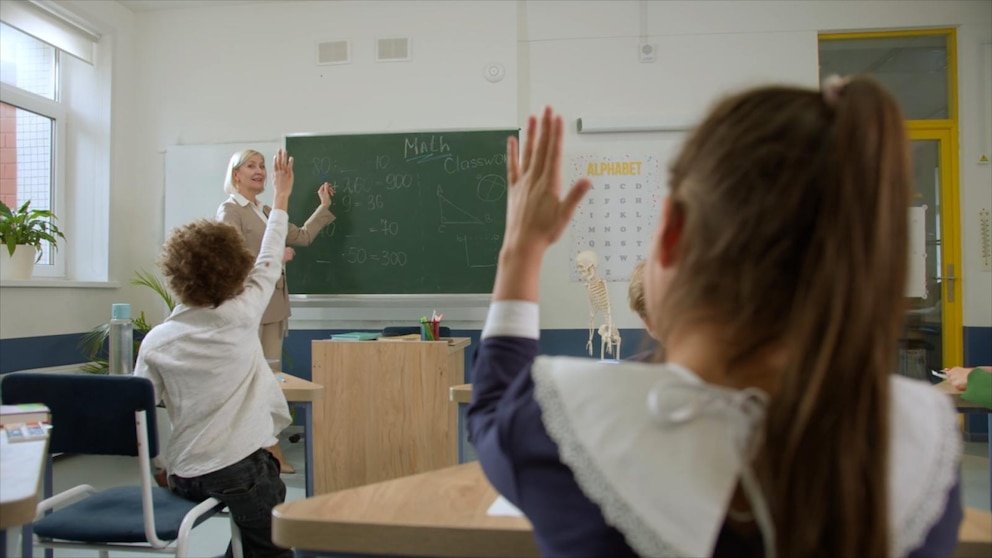 MIRAR: La escasez de docentes en todo el país exige que los docentes jubilados regresen a las aulas