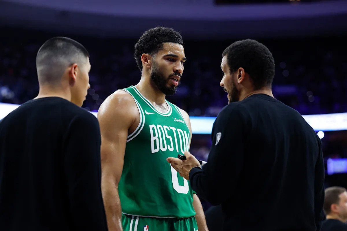 Jayson Tatum de los Celtics fue catalogado como cuestionable para el Juego 7 contra los 76ers debido a rigidez en la rodilla izquierda