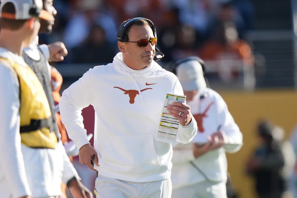 Steve Sarkisian se hace eco de las críticas de Lane Kiffin a los rebeldes: “Si te pones a tejer cestas, podrás obtener un título de Ole Miss”.