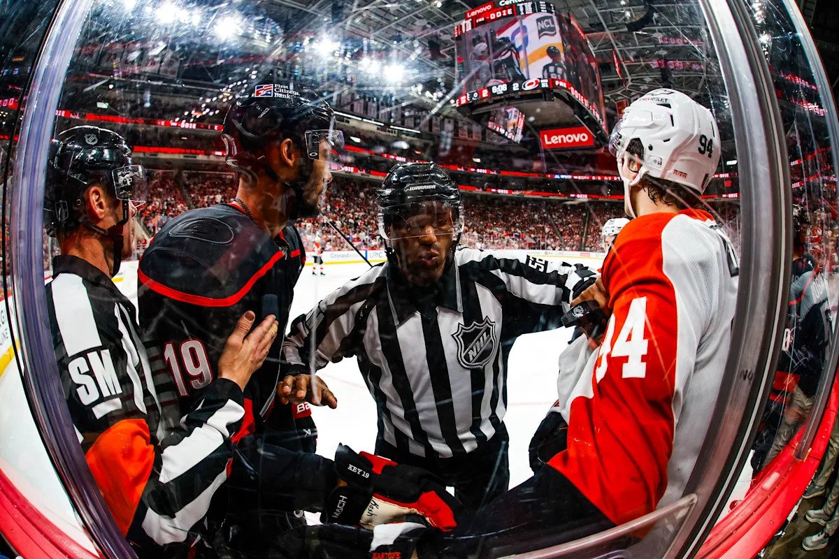 Dónde ver Carolina Hurricanes vs. Philadelphia Flyers Juego 3 de las eliminatorias de la NHL: transmisión en vivo, hora de inicio, probabilidades, canal de televisión para el jueves 7 de mayo