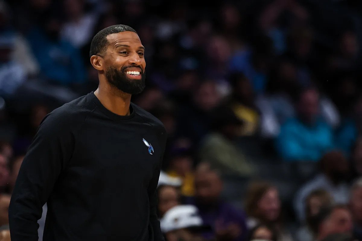 Los Hornets extienden al entrenador en jefe Charles Lee después de la mejor temporada de la franquicia en 10 años