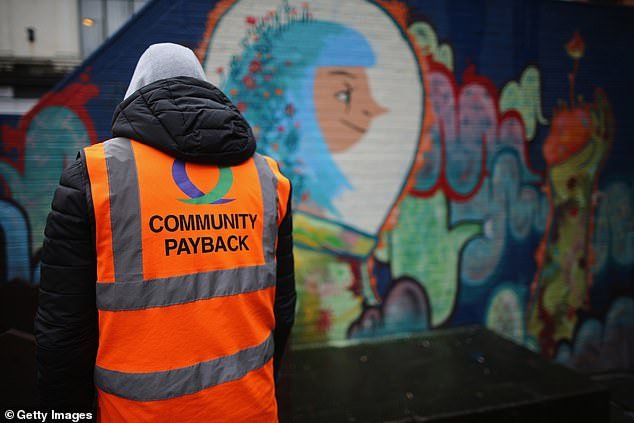 Miles de delincuentes consideran que el trabajo comunitario, como la recolección de basura, es opcional: renunciar al trabajo no remunerado o simplemente negarse a realizarlo.