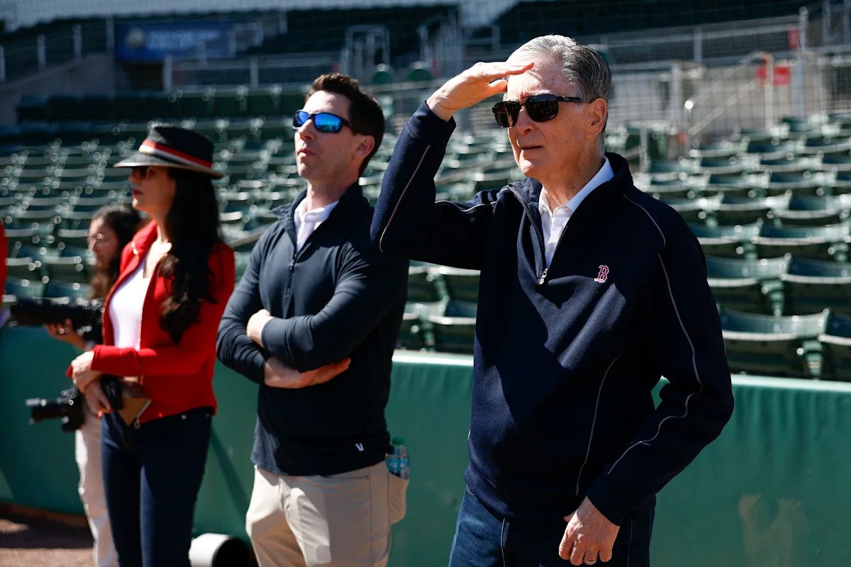 Avión sobrevuela Fenway Park instando a los Medias Rojas a despedir a Craig Breslow y vender el equipo