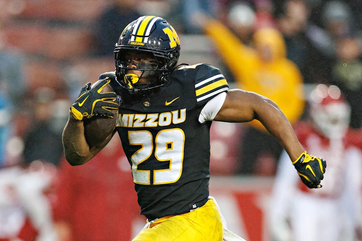 Según los informes, el corredor de Missouri Ahmad Hardy fue dado de alta del hospital y espera jugar en la temporada 2026 después de sufrir una lesión de bala.