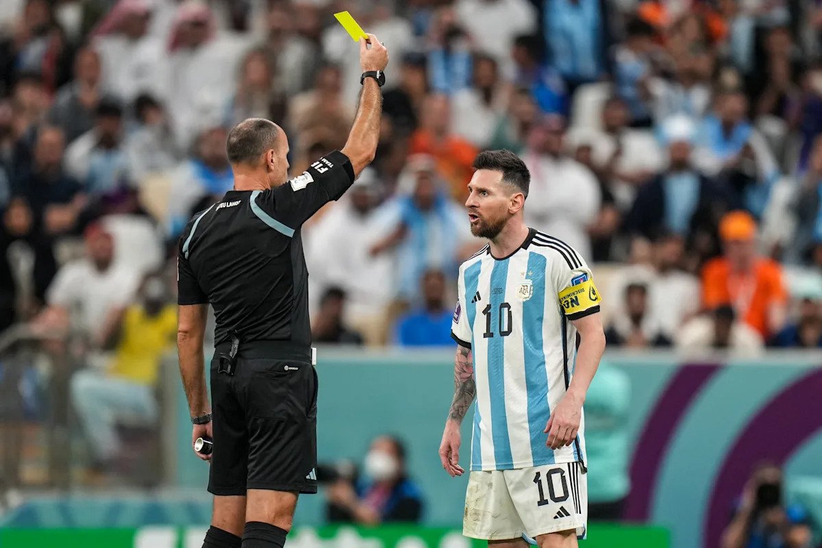 A 30 días del Mundial: Argentina y Holanda imponen récord de tarjetas amarillas en caóticos cuartos de final