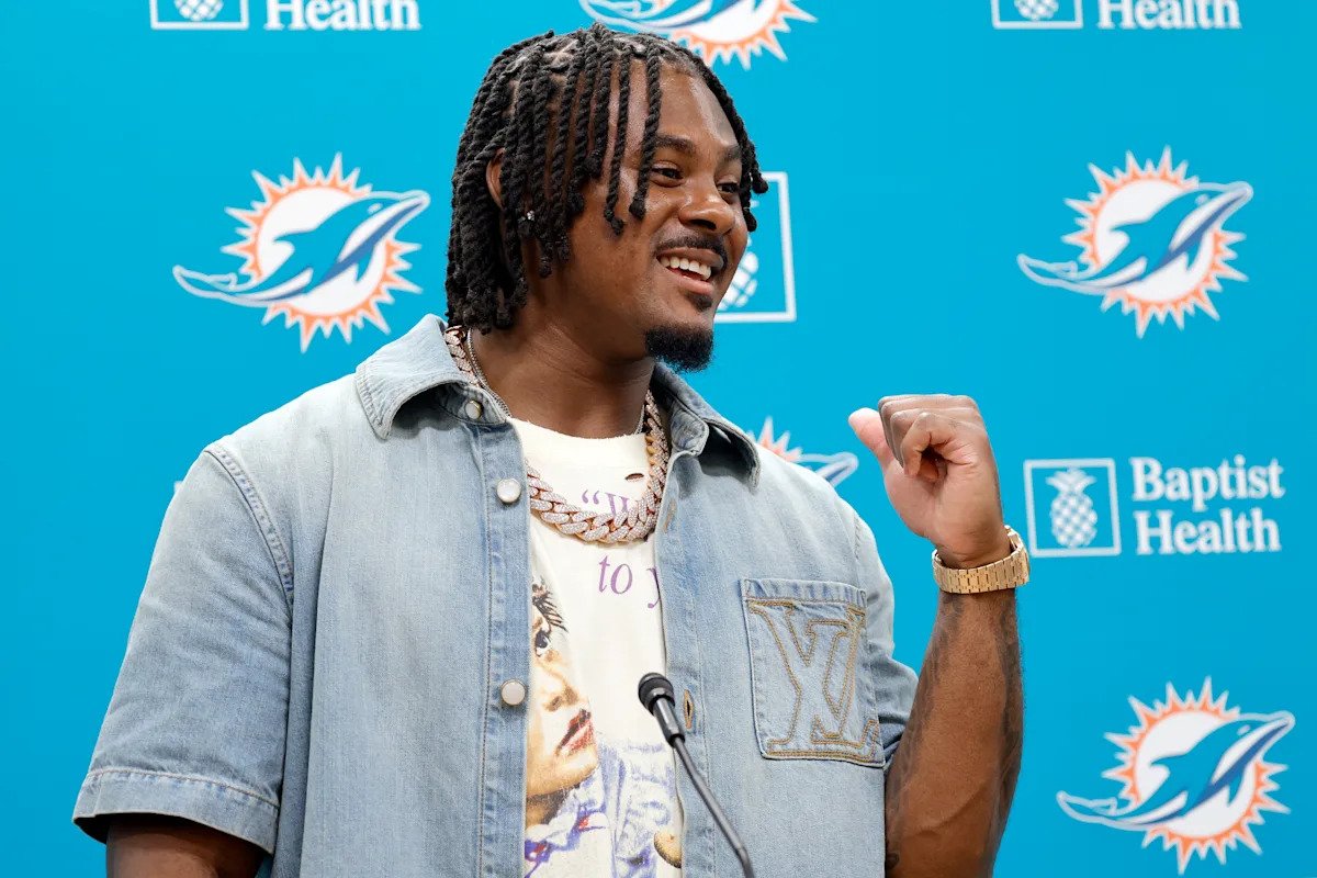 El mariscal de campo de los Dolphins, Malik Willis, hace un primer lanzamiento vergonzoso en el juego de los Marlins: ‘Me resbalé’