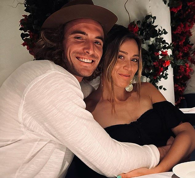 La madre de la estrella del tenis Stefanos Tsitsipas acusa a su exnovia, la poderosa pareja, de ser “una carga para él” y de haber frenado su carrera como número 3 del mundo
