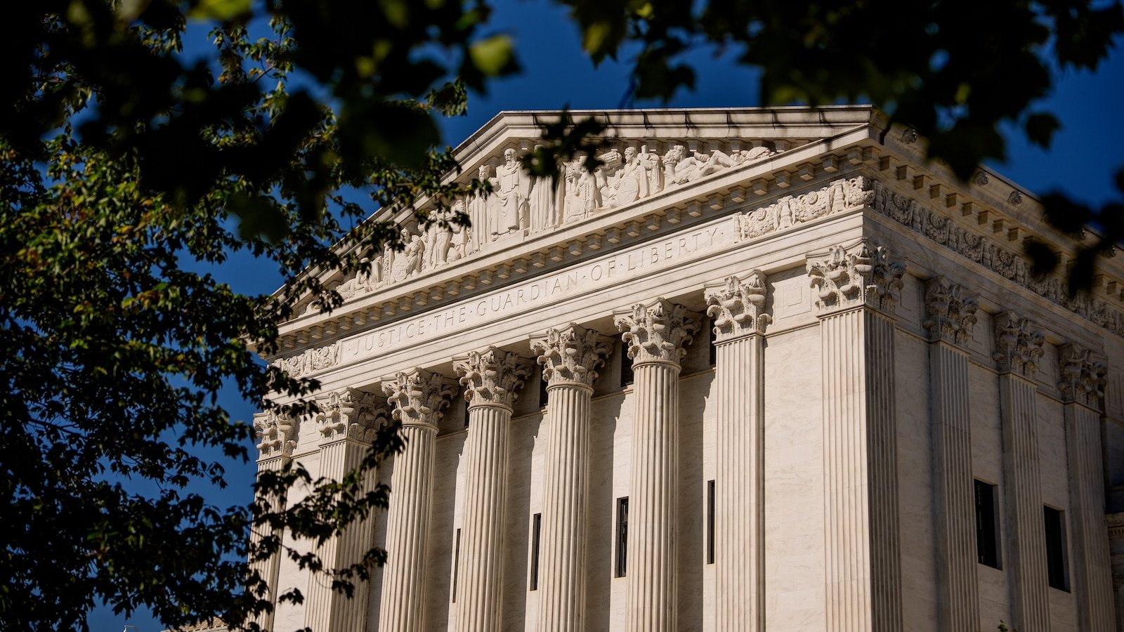 Trump enoja a los jueces de SCOTUS que nombró por su decisión arancelaria