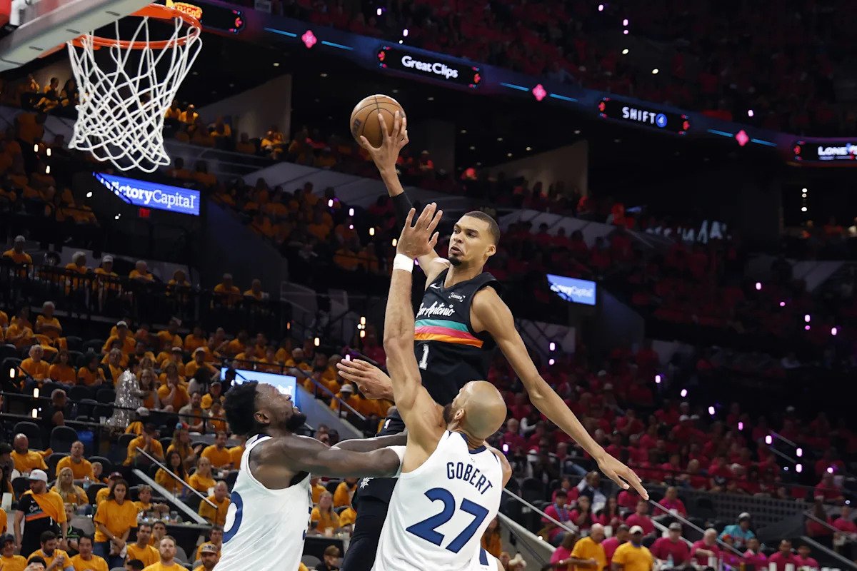 Victor Wembanyama establece el récord de postemporada de la NBA con 12 bloqueos, pero no puede llevar a los Spurs a superar a los Timberwolves en el Juego 1.