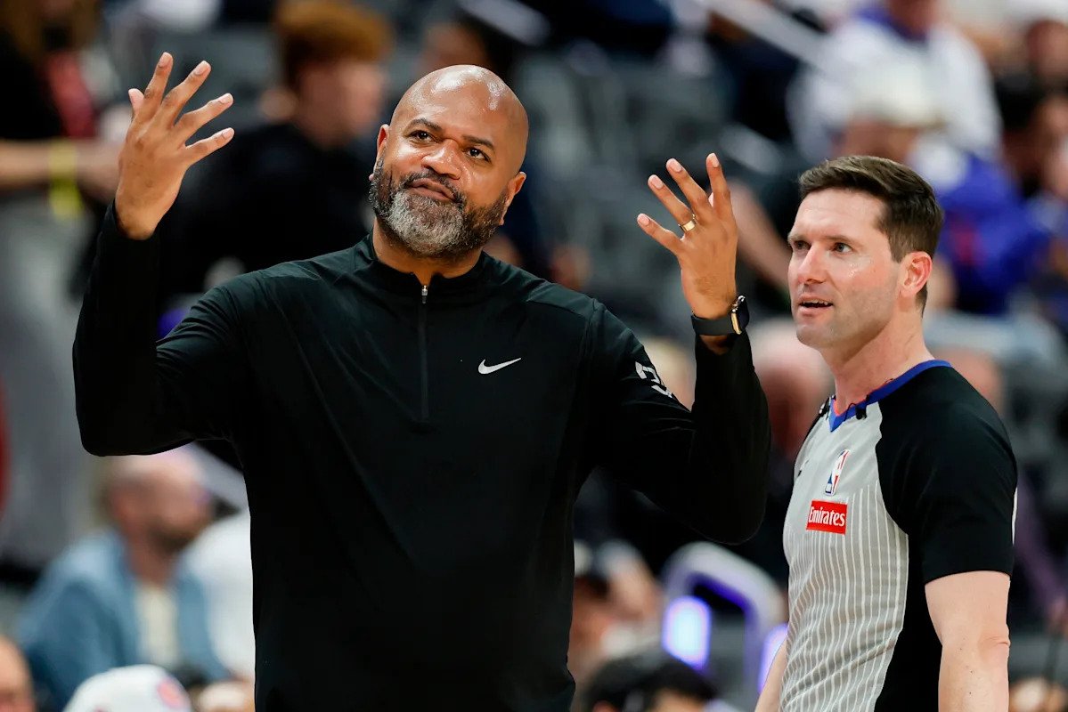 JB Bickerstaff critica a los árbitros por los tiros libres tras la derrota de los Pistons en el cuarto juego ante los Cavaliers: “Es inaceptable”