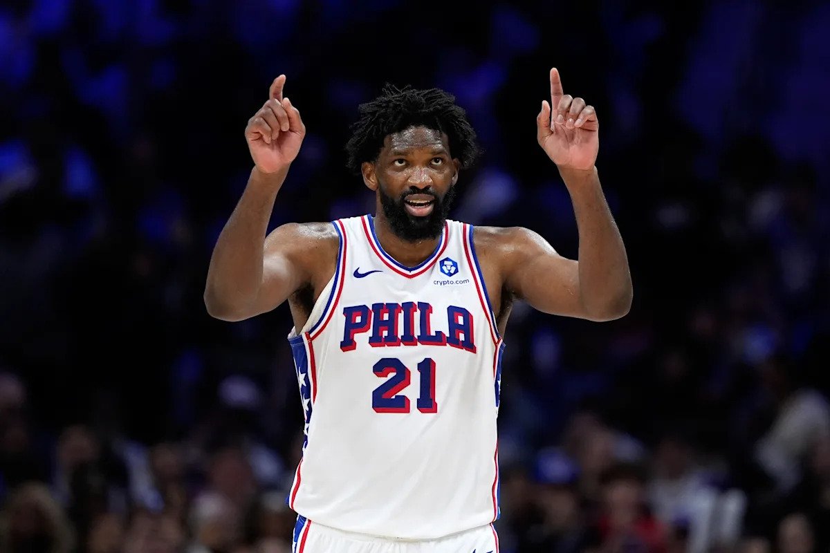 Joel Embiid implora a los fanáticos de los 76ers que no vendan sus entradas para la serie de playoffs contra los Knicks: ‘Si necesitan dinero, estoy aquí para ayudarlos’