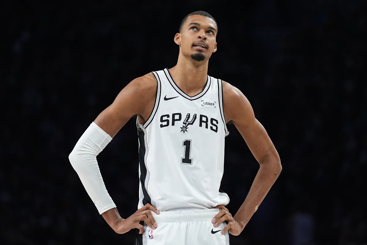 La estrella de los Spurs, Victor Wembanyama, fue expulsado en el cuarto juego contra los Timberwolves después de darle un codazo a Naz Reid en la cara.