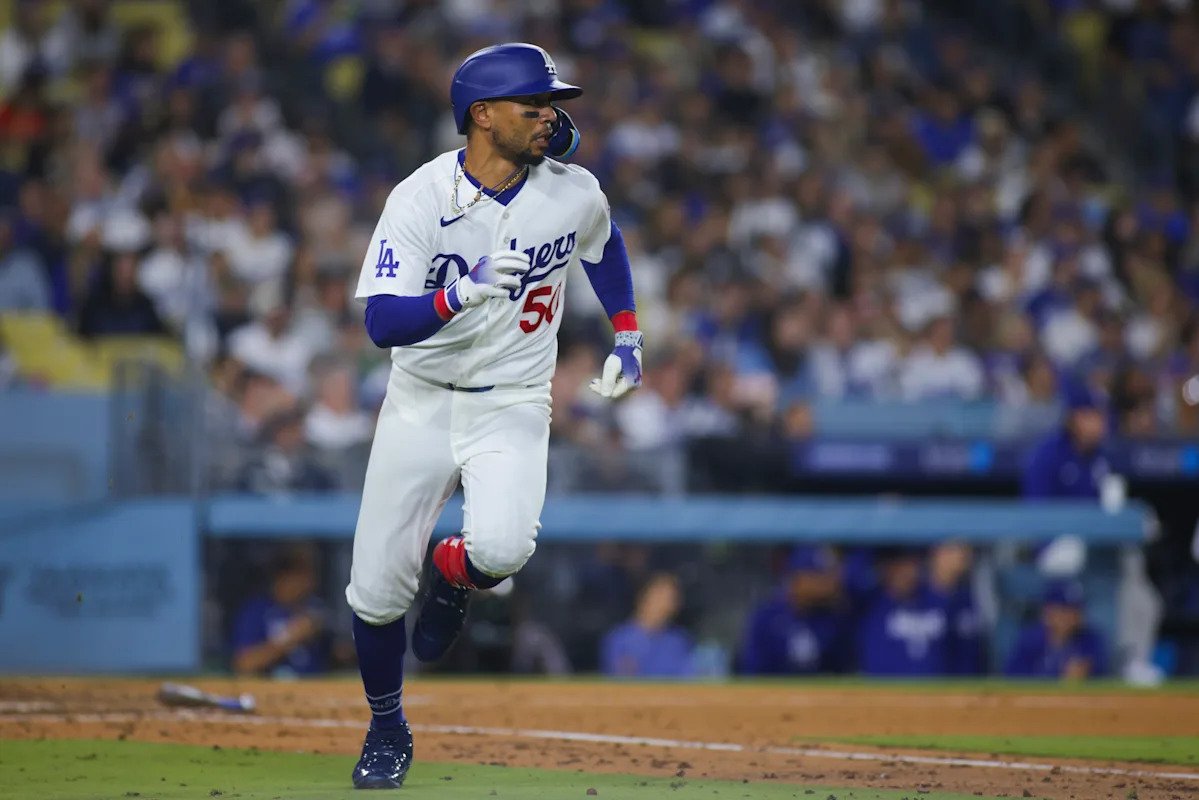 Mookie Betts de los Dodgers recibe un hit al regresar a la alineación después de más de un mes en IL