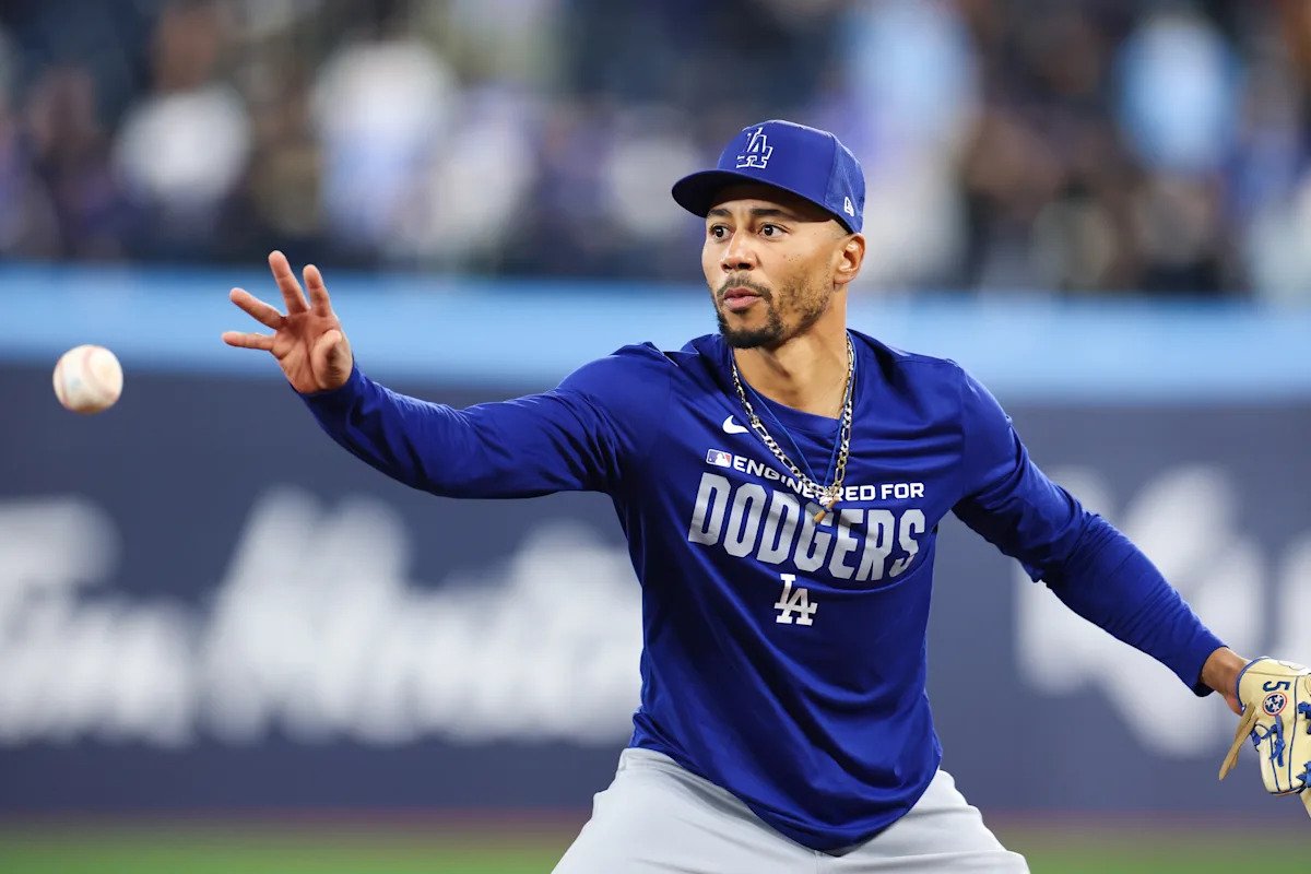 Los Dodgers activan a Mookie Betts de IL, bateándolo en segunda y jugando como campocorto ante los Gigantes.