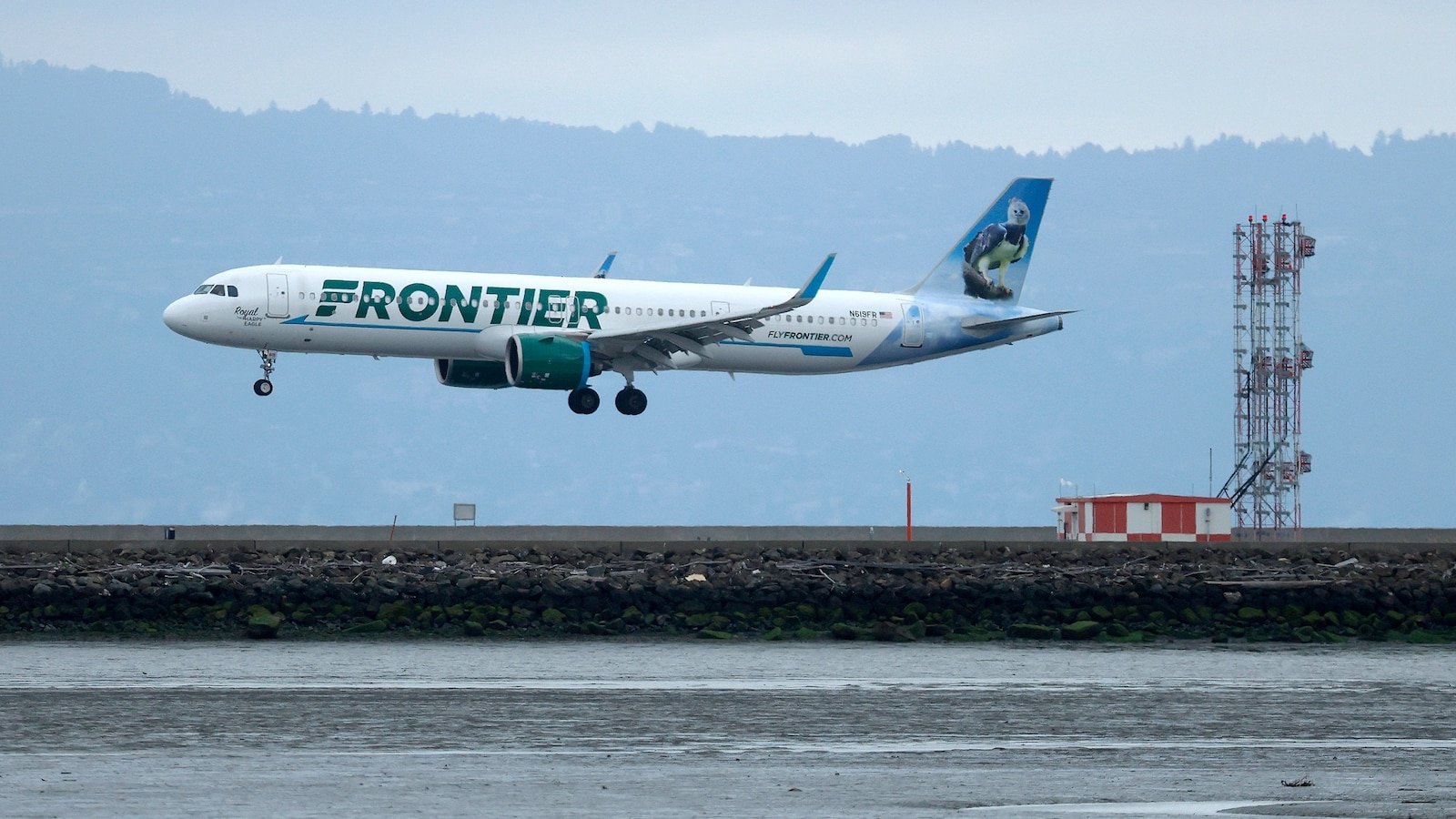 Se encuentra un cargador de armas en un vuelo de Frontier Airlines y los pasajeros se ven obligados a desembarcar