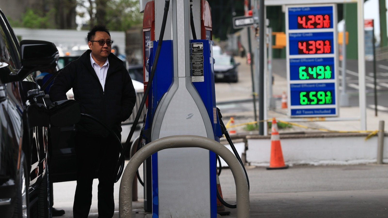 A medida que aumentan los precios del combustible, Trump está considerando una exención fiscal para la gasolina. ¿Qué significa eso?