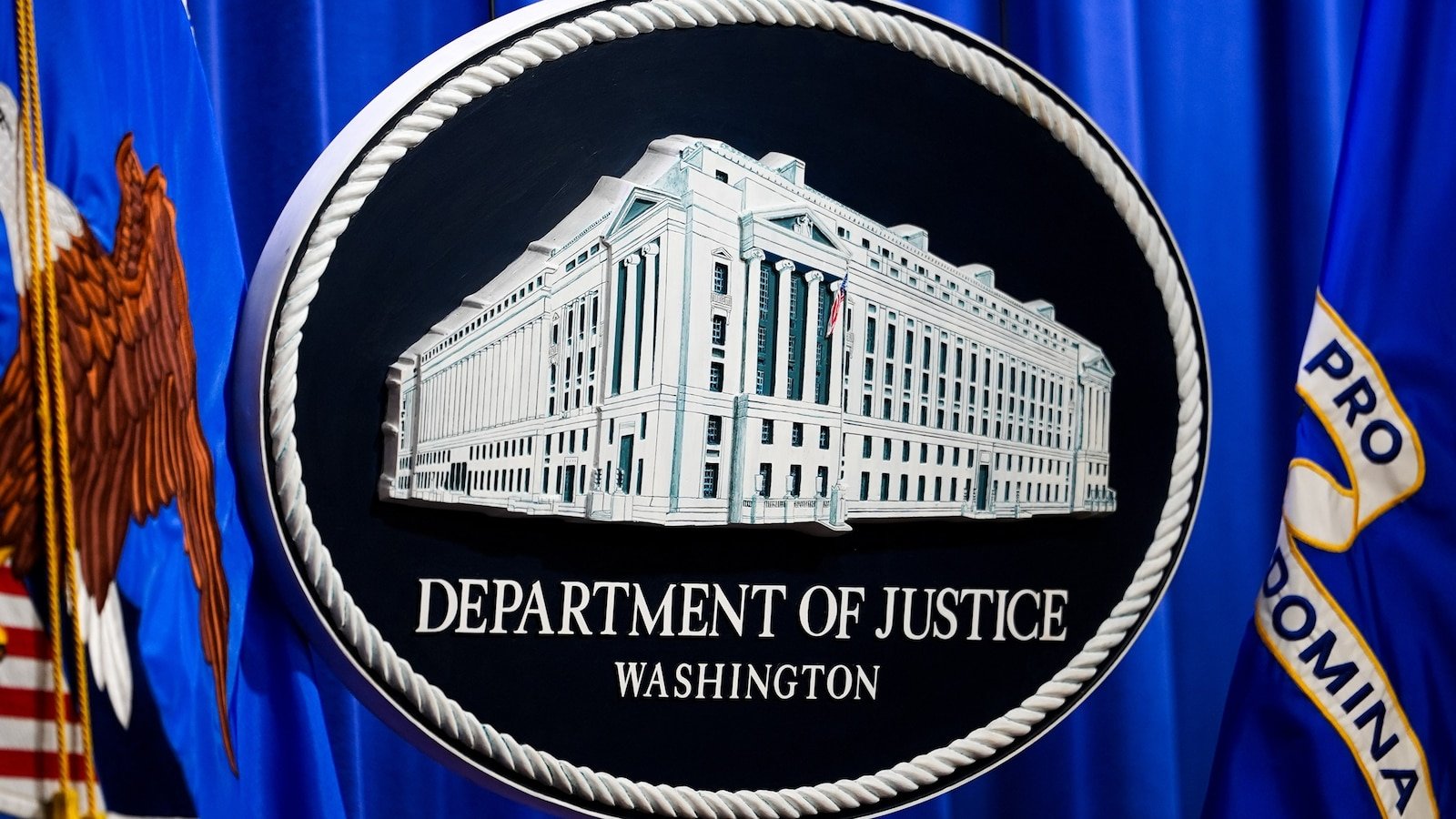 Las fuentes dicen que el Departamento de Justicia está investigando 2.600 millones de dólares en comercio de petróleo vinculado a la guerra de Irán.
