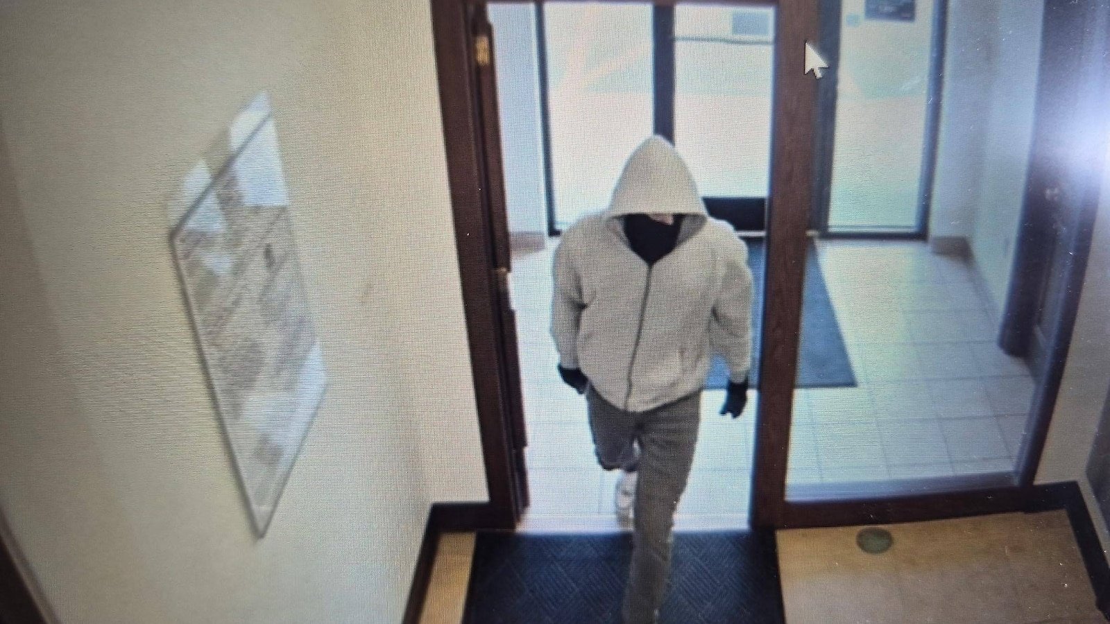 Dos empleados mueren baleados durante un robo a un banco en Kentucky; continúa la búsqueda del sospechoso: policía estatal