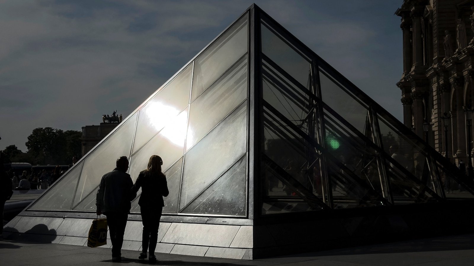 Detenido en París un hombre por presuntamente planear un atentado terrorista con el Louvre como objetivo potencial