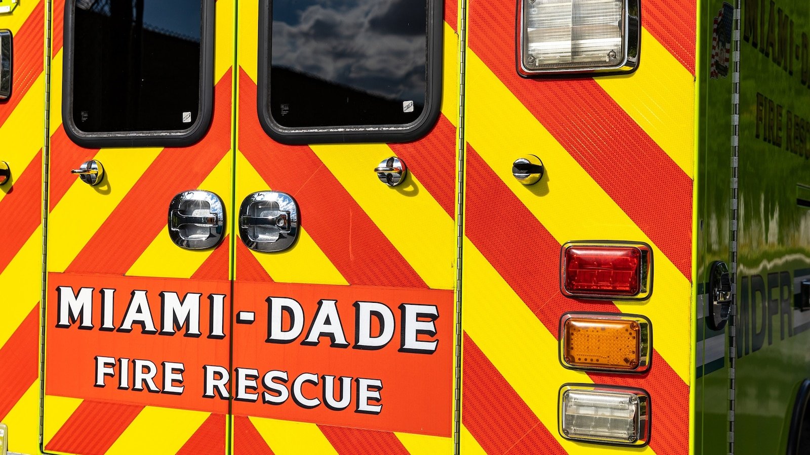 Posible explosión de un barco en Miami envía más de una docena de personas al hospital: bomberos