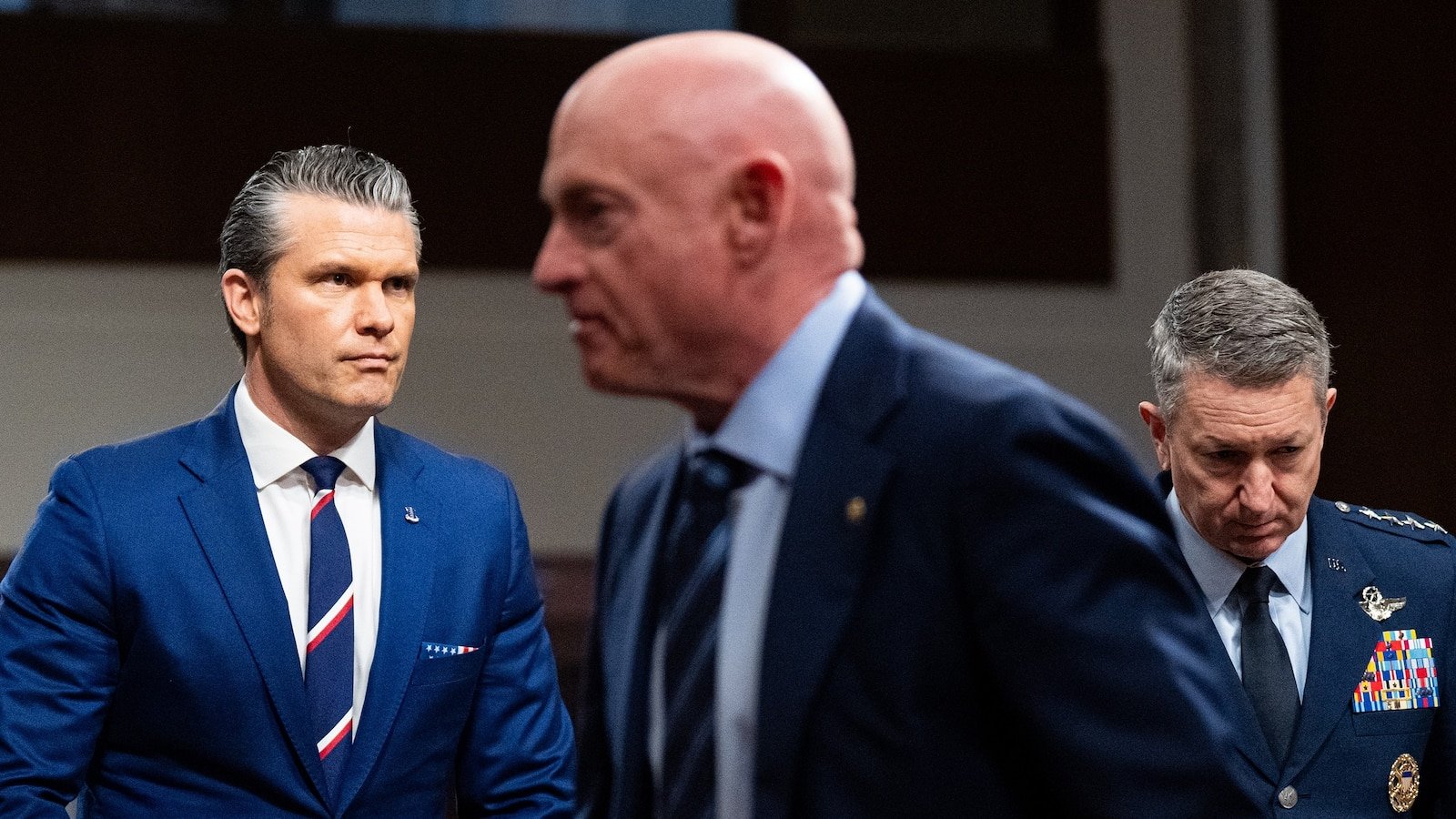 Hegseth intenta nuevamente castigar al senador demócrata Mark Kelly por comentarios militares