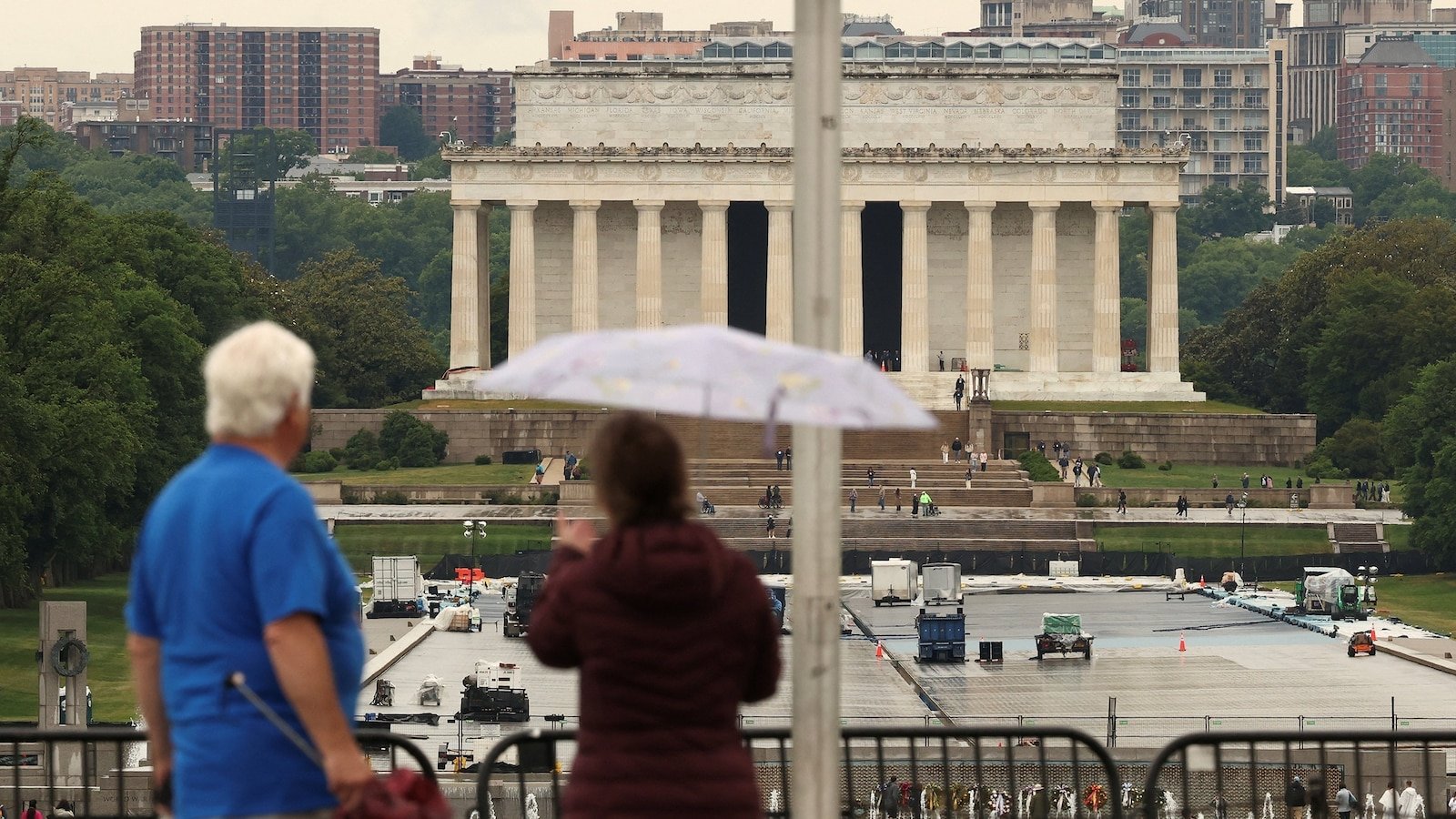 La demanda busca frenar el repintado del estanque reflectante del Lincoln Memorial