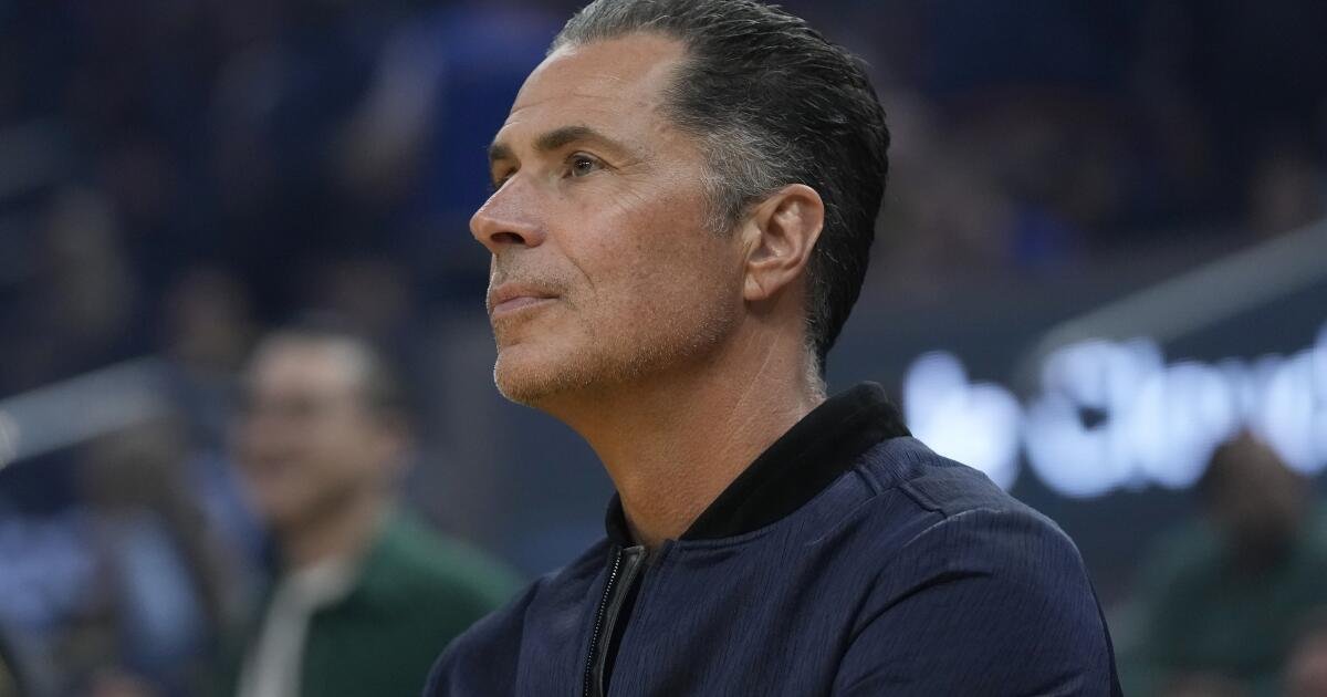Los Lakers continúan reestructurando su organización y planean contrataciones adicionales