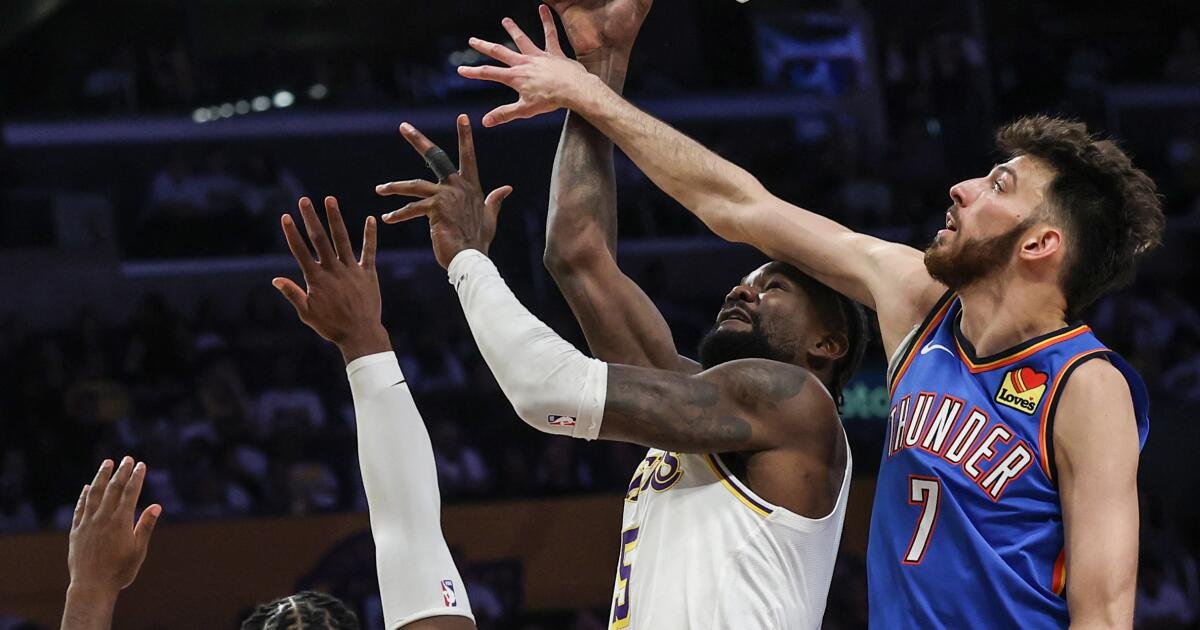 Deandre Ayton de los Lakers desaparece ante el Thunder