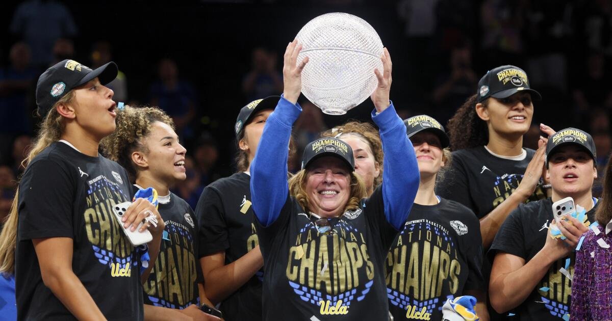 UCLA recompensa al entrenador Cori Close con una extensión de contrato