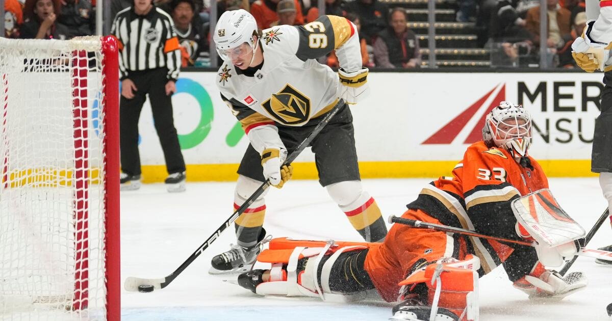 Los Ducks no pueden detener a Mitch Marner y Golden Knights en la derrota del Juego 3