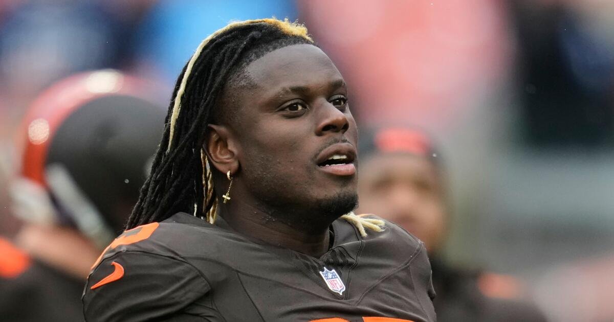 Los Chargers llegan a un acuerdo con el ex ala cerrada de Cleveland David Njoku