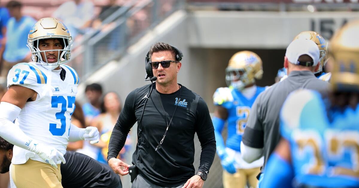 El entrenador de UCLA, Bob Chesney, está recuperando la energía festiva del juego de primavera de los Bruins