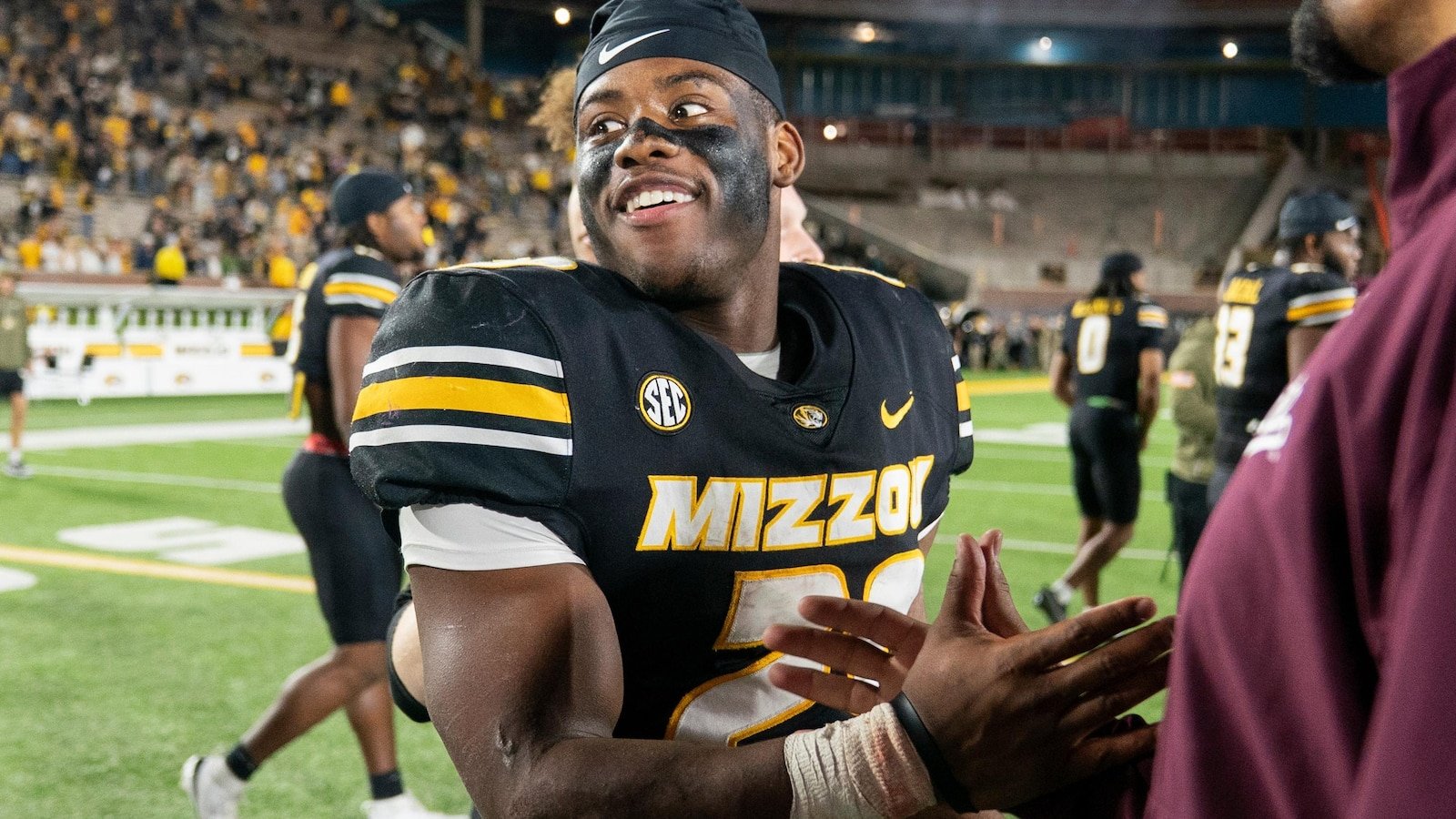 El corredor de Missouri Ahmad Hardy se encuentra en condición estable después de recibir un disparo en un concierto.